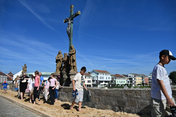 Kamenný most v Písku se proměnil v písečnou promenádu