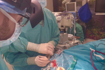 Lékaři Nemocnice České Budějovice  operují mozek s využitím 3D brýlí