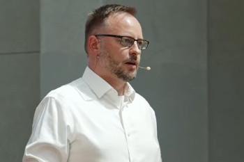 Jeden muž, média a miliony z veřejných peněz. Paukner rozkrývá systém