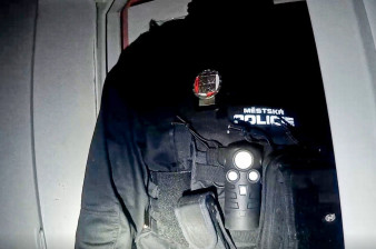 Místo potyčky nečekané odhalení, v bytě se ukrývala hledaná dívka