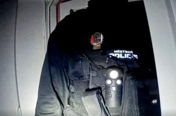 Místo potyčky nečekané odhalení, v bytě se ukrývala hledaná dívka