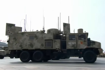 Čína vyvinula pulzní zbraň schopnou ničit satelity Starlinku