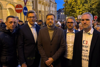 Rakušan zuří kvůli poplatkům. Průzkumy dávají opozici studenou sprchu