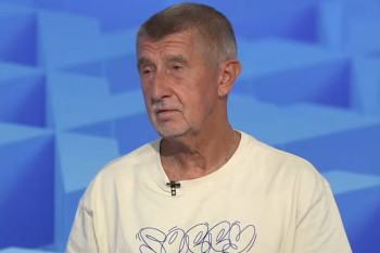 Mobily berou dětem dětství, varuje Babiš