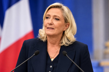 Le Penová zahájila kampaň. Francouzská politika se otřásá