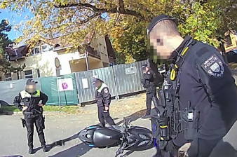 Pronásledování skútru bez značky mělo nečekanou dohru