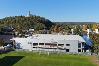 Nový zimní stadion v Hluboké už má svou podobu