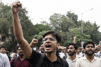 Švábí strana děsí Indii. Mladí proměnili urážku v protest