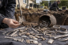 Při stavbě terasy našel největší vikinský stříbrný poklad Dánska Při stavbě terasy našel největší vikinský stříbrný poklad Dánska
