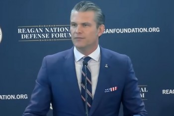 Hegseth k Íránu: Vzdejte se, jinak se zhroutíte pod tlakem USA!