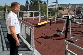 Střecha Obchodní akademie v Písku šumí pestrým studentským životem